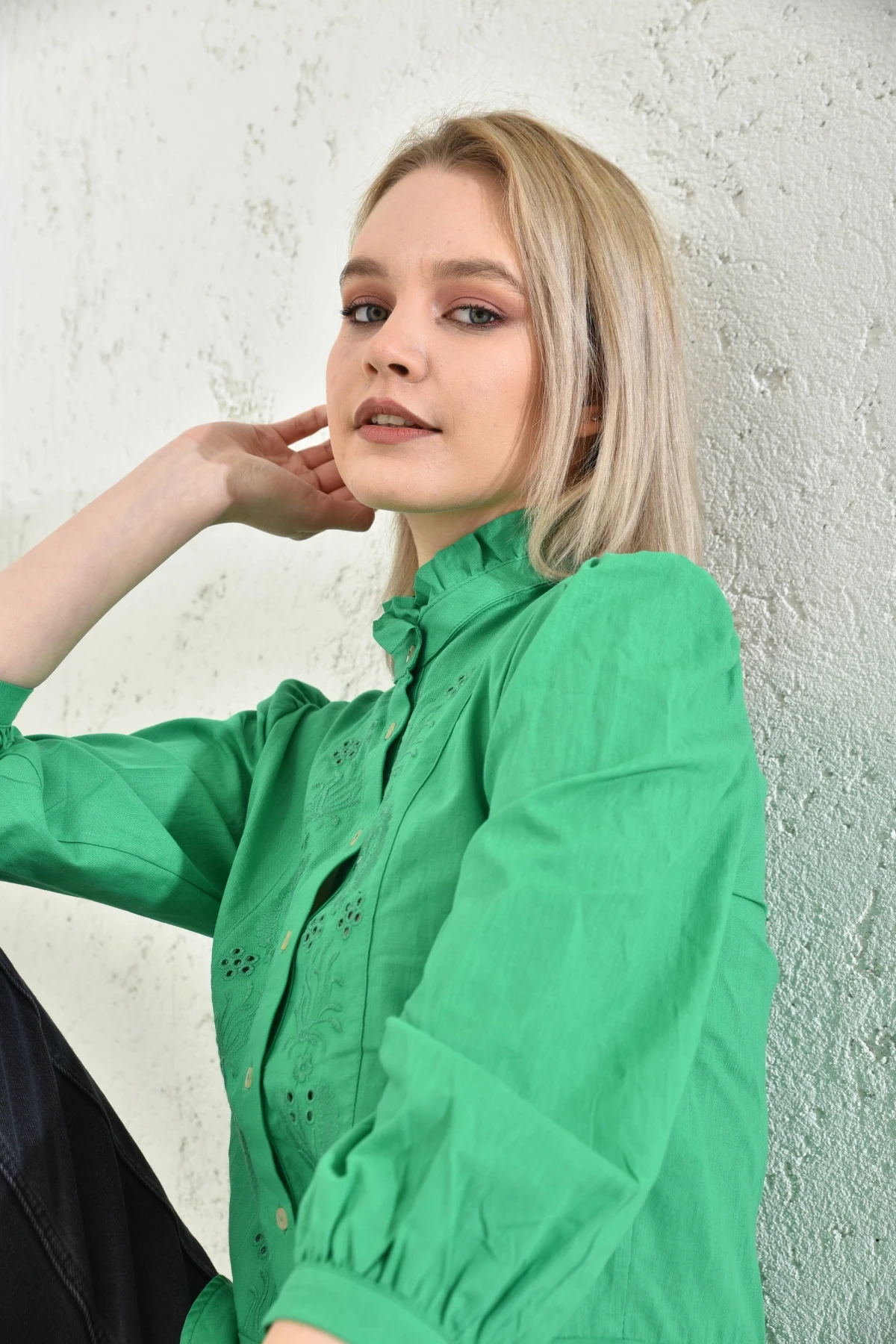 Kadın Yeşil Yakası Fırfırlı Düğme Detaylı Nakış İşlemeli Bluz