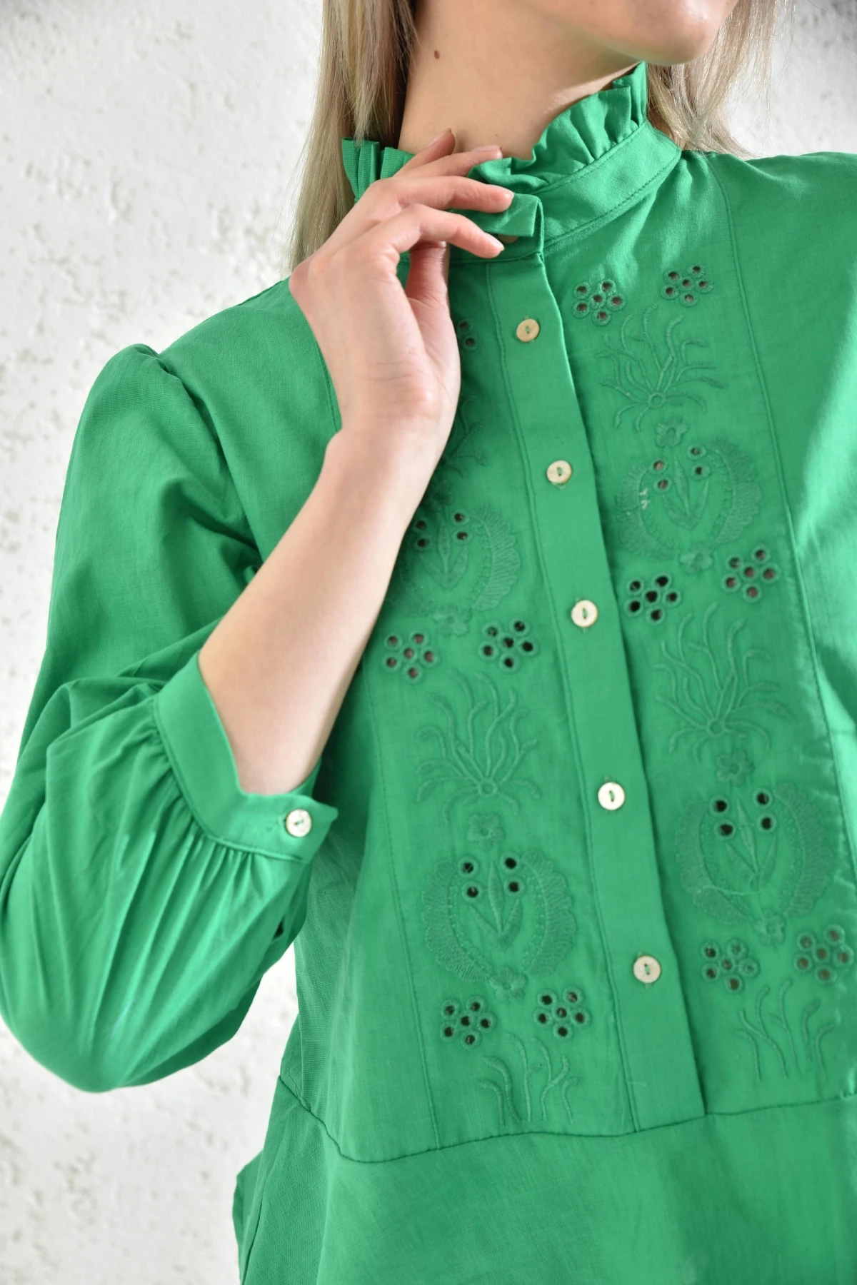 Kadın Yeşil Yakası Fırfırlı Düğme Detaylı Nakış İşlemeli Bluz