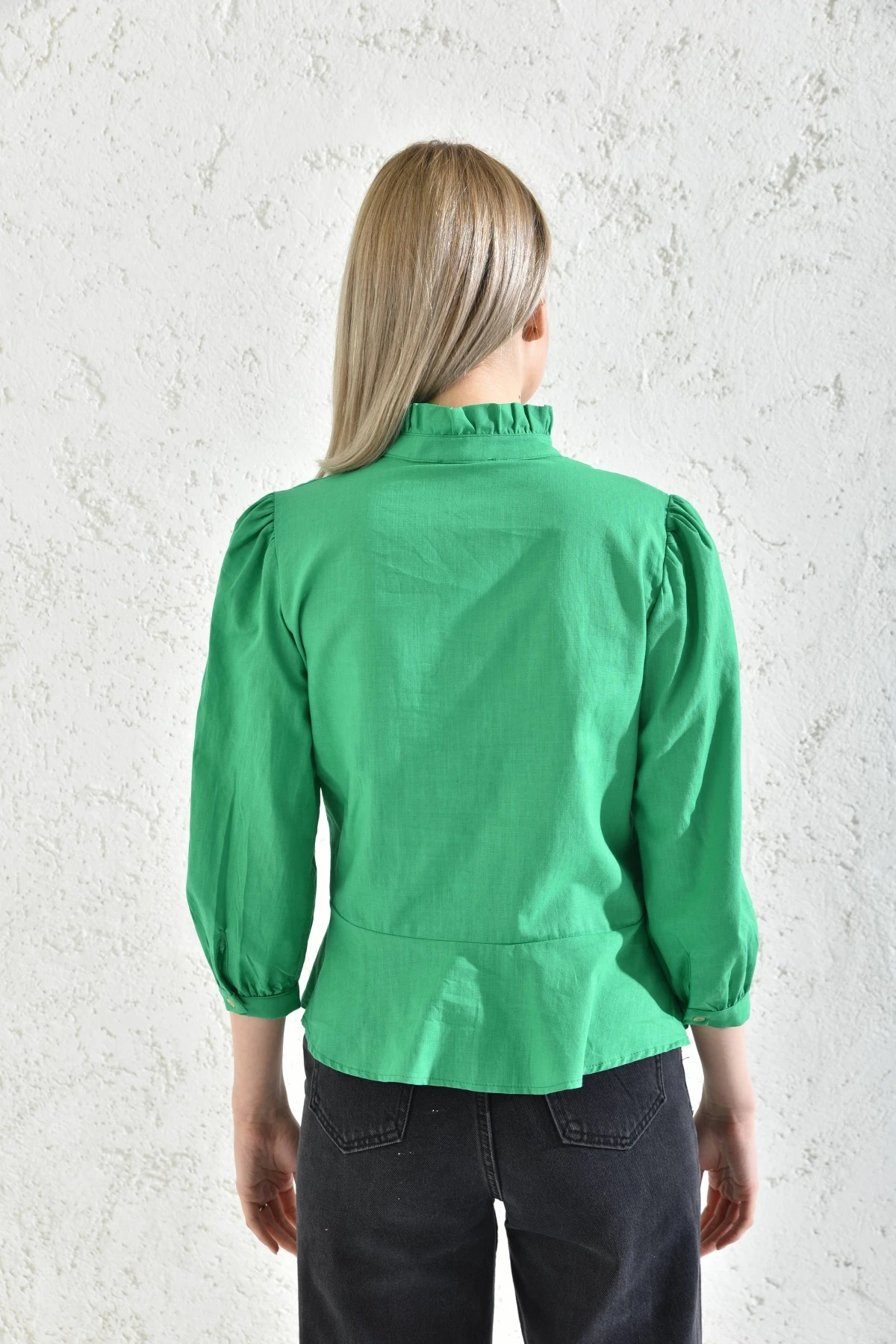Kadın Yeşil Yakası Fırfırlı Düğme Detaylı Nakış İşlemeli Bluz