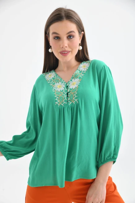 V Yaka Nakış Detaylı Bluz