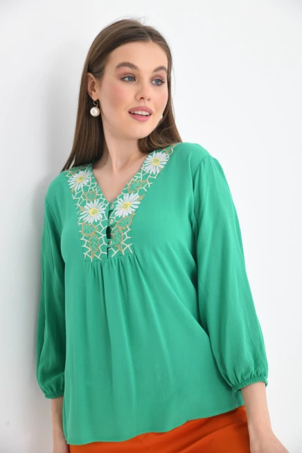 V Yaka Nakış Detaylı Bluz