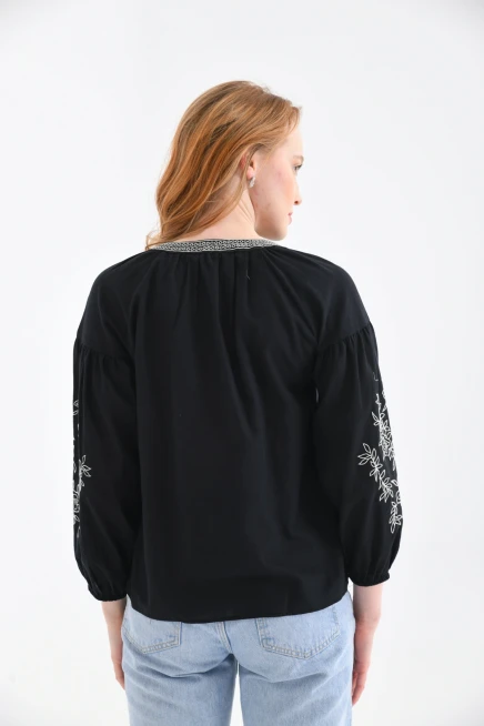 Geniş Yaka Bağlama Detay Nakışlı Dokuma Bluz