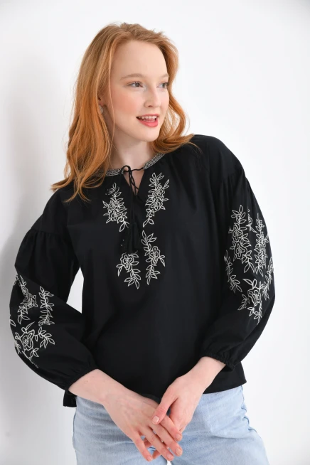 Geniş Yaka Bağlama Detay Nakışlı Dokuma Bluz