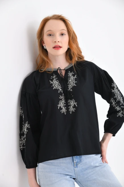 Geniş Yaka Bağlama Detay Nakışlı Dokuma Bluz