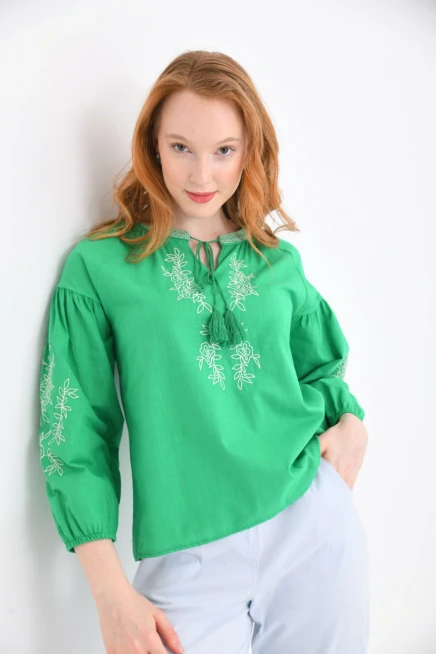 Geniş Yaka Bağlama Detay Nakışlı Dokuma Bluz