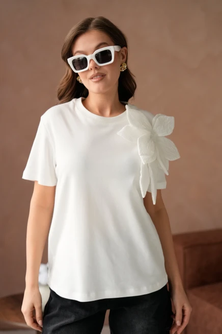 Gül Aksesuarlı Basic T-Shirt