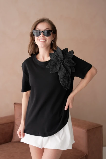 Gül Aksesuarlı Basic T-Shirt