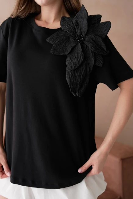 Gül Aksesuarlı Basic T-Shirt