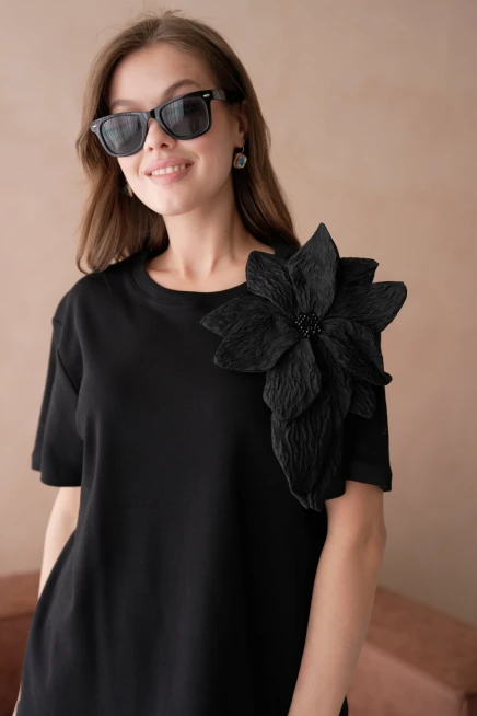 Gül Aksesuarlı Basic T-Shirt