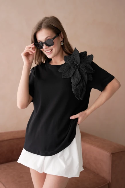 Gül Aksesuarlı Basic T-Shirt