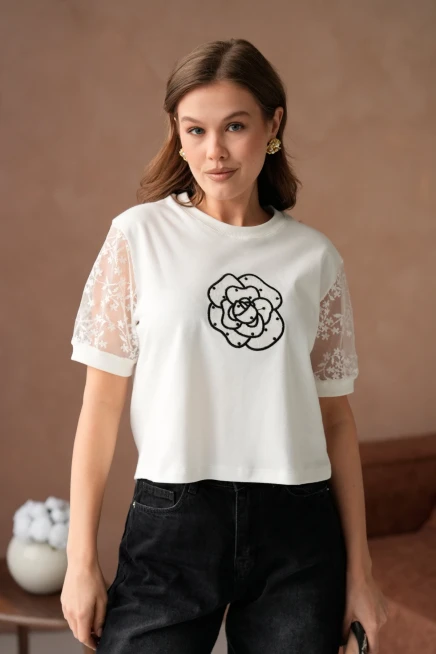 Bisiklet Yaka Kolları Dantelli Önyüzünde Gül Desen Nakışlı Basic T-Shirt