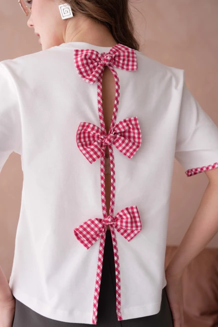 Bisiklet Yaka Sırtı 3 Fiyonk Detaylı T-Shirt