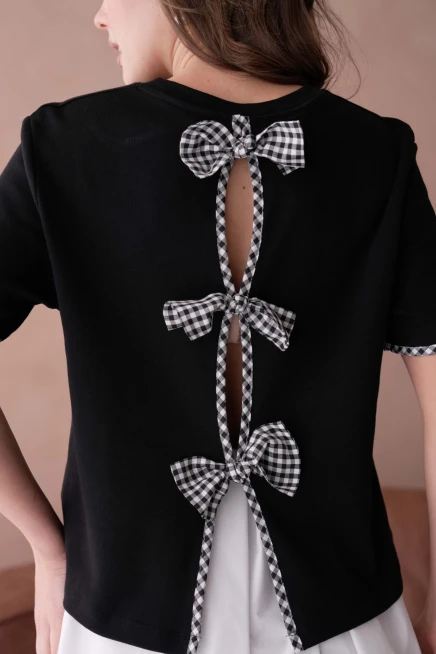 Bisiklet Yaka Sırtı 3 Fiyonk Detaylı T-Shirt