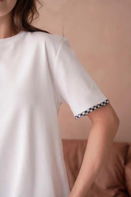 Bisiklet Yaka Sırtı 3 Fiyonk Detaylı T-Shirt