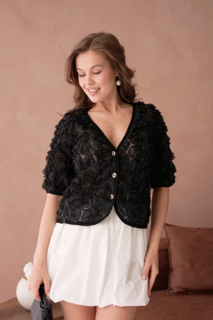 Gül Detay Düğmeli Full Tül Bluz