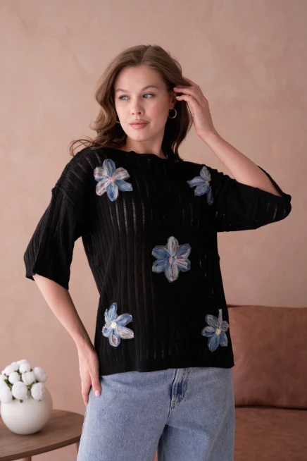 Kayık Yaka Çiçek Aplikeli Salaş Triko Kazak