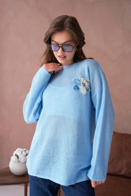 Kayık Yaka Dokulu Aplikeli Uzun Kol Kazak