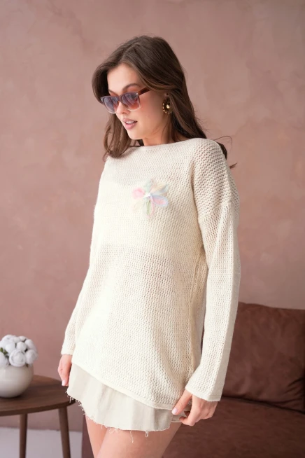 Kayık Yaka Dokulu Aplikeli Uzun Kol Kazak