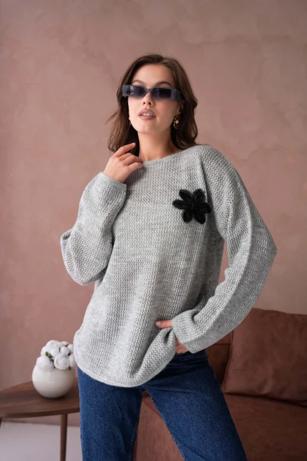 Kayık Yaka Dokulu Aplikeli Uzun Kol Kazak