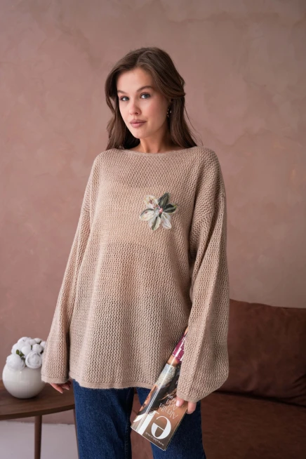 Kayık Yaka Dokulu Aplikeli Uzun Kol Kazak