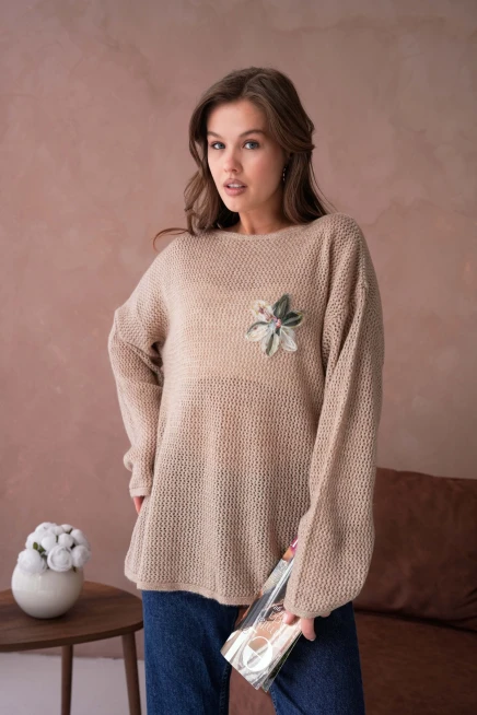 Kayık Yaka Dokulu Aplikeli Uzun Kol Kazak