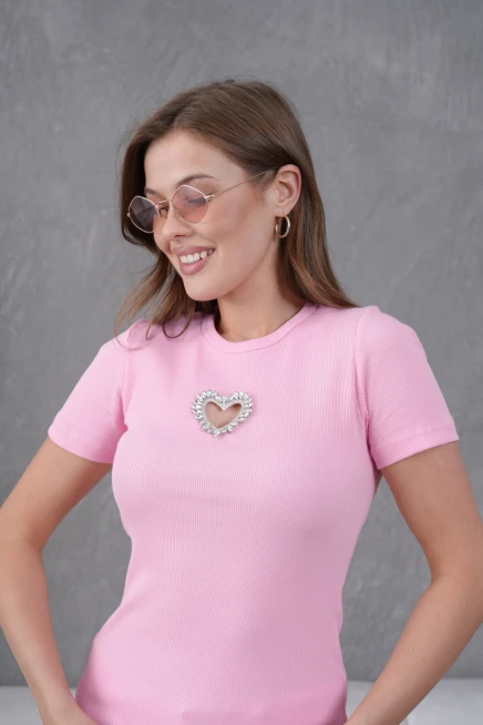 Bisiklet Yaka Ön Yüzünde Taş Kalp Aksesuarlı  Slim Fitilli T-Shirt