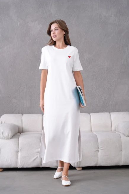 Nakış İşlemeli Kısa Kol Yırtmaçlı Yazlık Penye Elbise