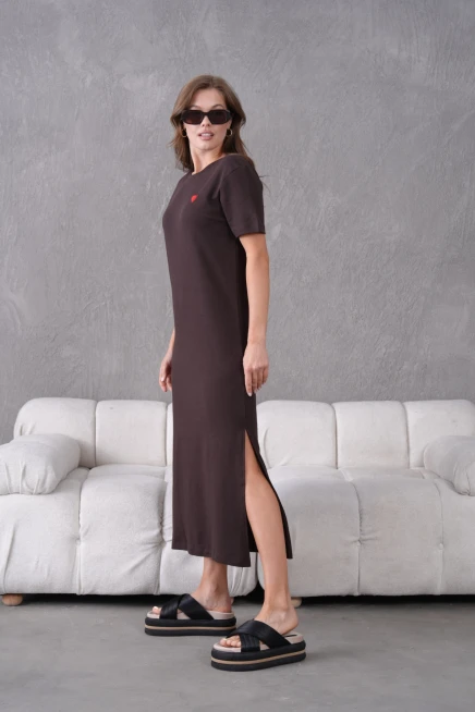 Nakış İşlemeli Kısa Kol Yırtmaçlı Yazlık Penye Elbise