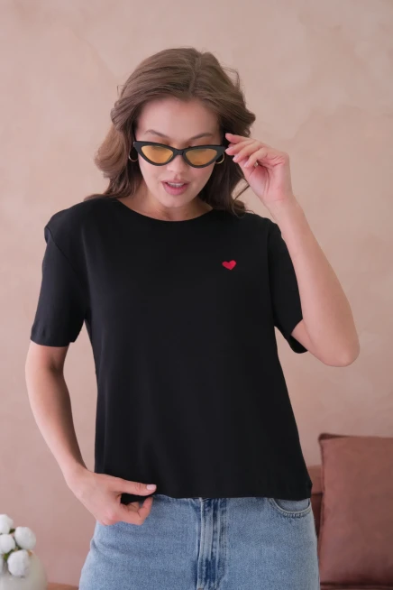 Bisiklet Yaka Kalp Nakışlı Basic T-Shirt