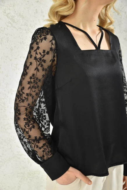 Kare Yaka Kolları Tül Detaylı Dokuma Bluz