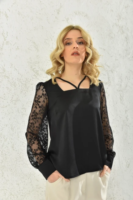 Kare Yaka Kolları Tül Detaylı Dokuma Bluz