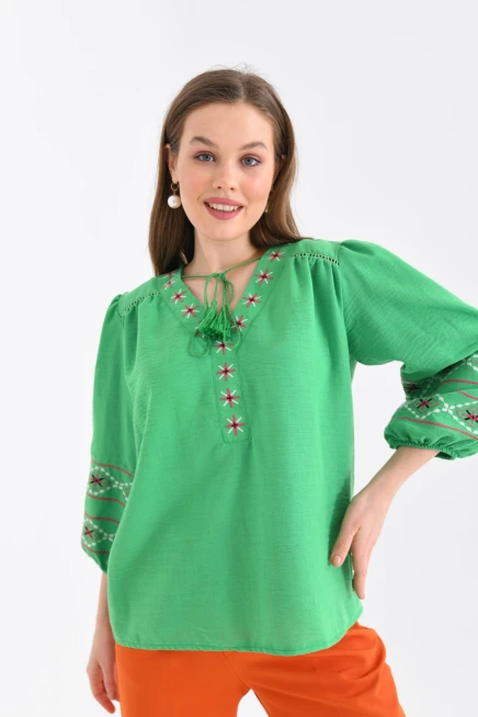 Kadın V Yaka Nakış Bağlama Detaylı Salaş Bluz