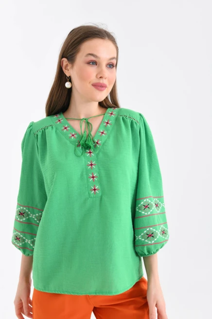 Kadın V Yaka Nakış Bağlama Detaylı Salaş Bluz