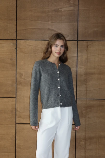 Kadın Antrasit İnci Düğmeli Yumuşak Dokulu Bisiklet Yaka Triko Hırka