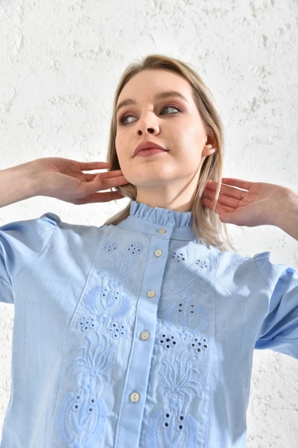 Kadın Bebe Mavi Yakası Fırfırlı Düğme Detaylı Nakış İşlemeli Bluz