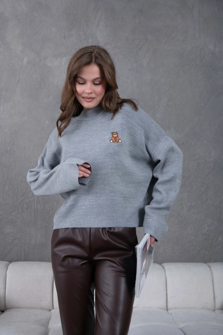 kadın gri dik yaka oversize nakışlı triko kazak 224301