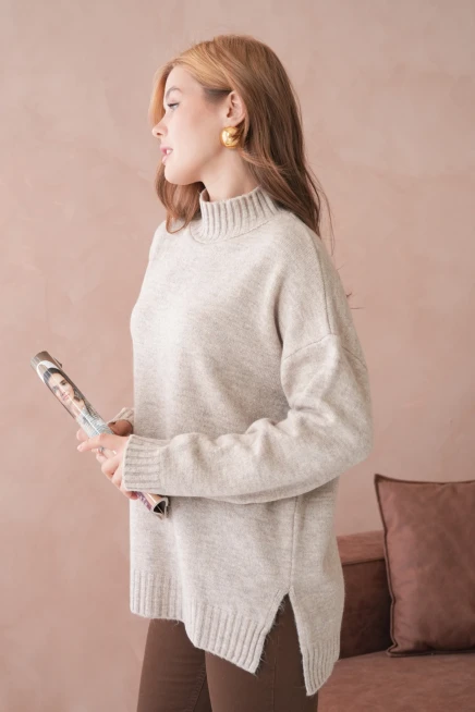 Kadın Yarım Balıkçı Yaka Yırtmaçlı Oversize Triko Kazak