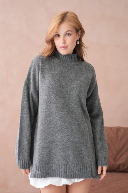 Kadın Yarım Balıkçı Yaka Yırtmaçlı Oversize Triko Kazak