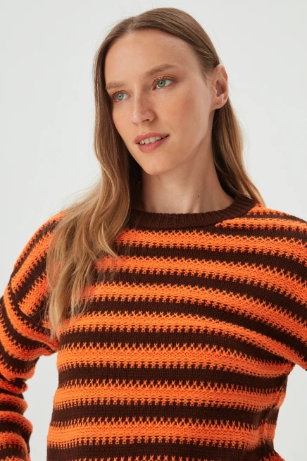 Kadın Kahve Çizgi Detaylı Geniş Yaka Salaş Kazak