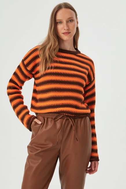 Kadın Kahve Çizgi Detaylı Geniş Yaka Salaş Kazak