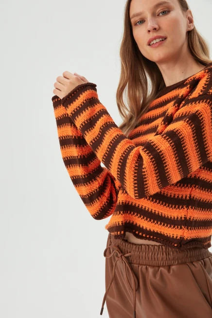 Kadın Kahve Çizgi Detaylı Geniş Yaka Salaş Kazak