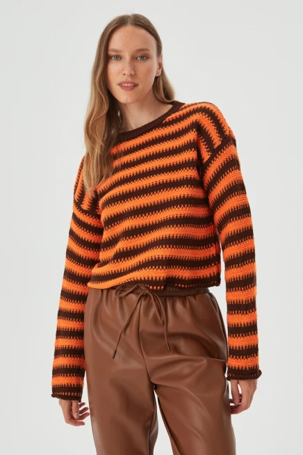 Kadın Kahve Çizgi Detaylı Geniş Yaka Salaş Kazak