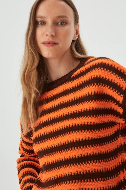 Kadın Kahve Çizgi Detaylı Geniş Yaka Salaş Kazak