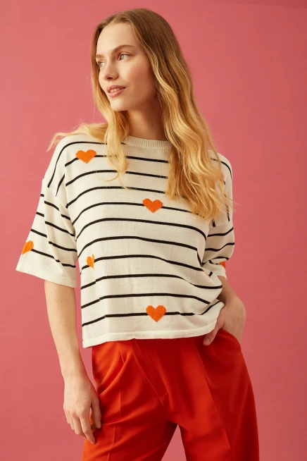 Oversize Çizgili Kalp Nakışlı Ekru Triko Bluz