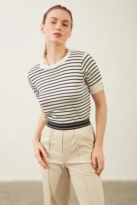 Siyah Çizgili Düğme Detaylı Bluz