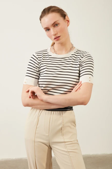 Siyah Çizgili Düğme Detaylı Bluz