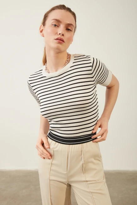 Siyah Çizgili Düğme Detaylı Bluz