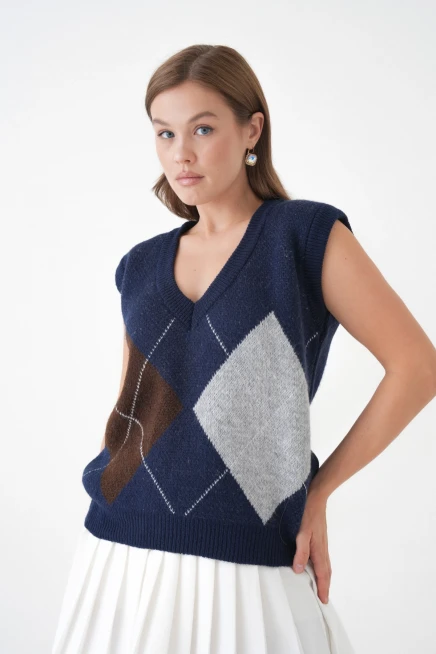 Kadın V Yaka Desenli Yumuşak Dokulu Triko Sweater