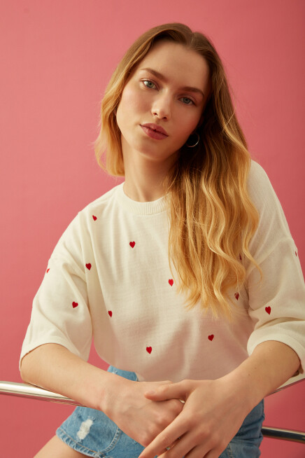 Kalp Nakışlı Düşük Kol Oversize Triko Kazak