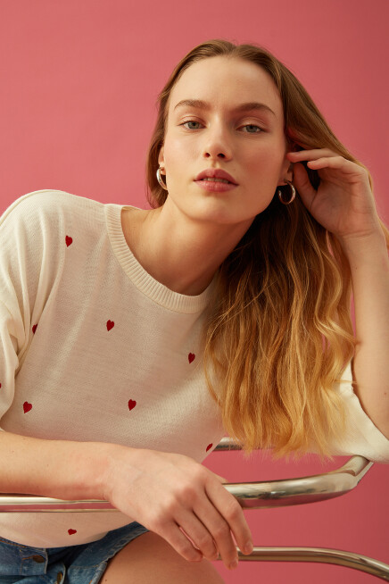 Kalp Nakışlı Düşük Kol Oversize Triko Kazak